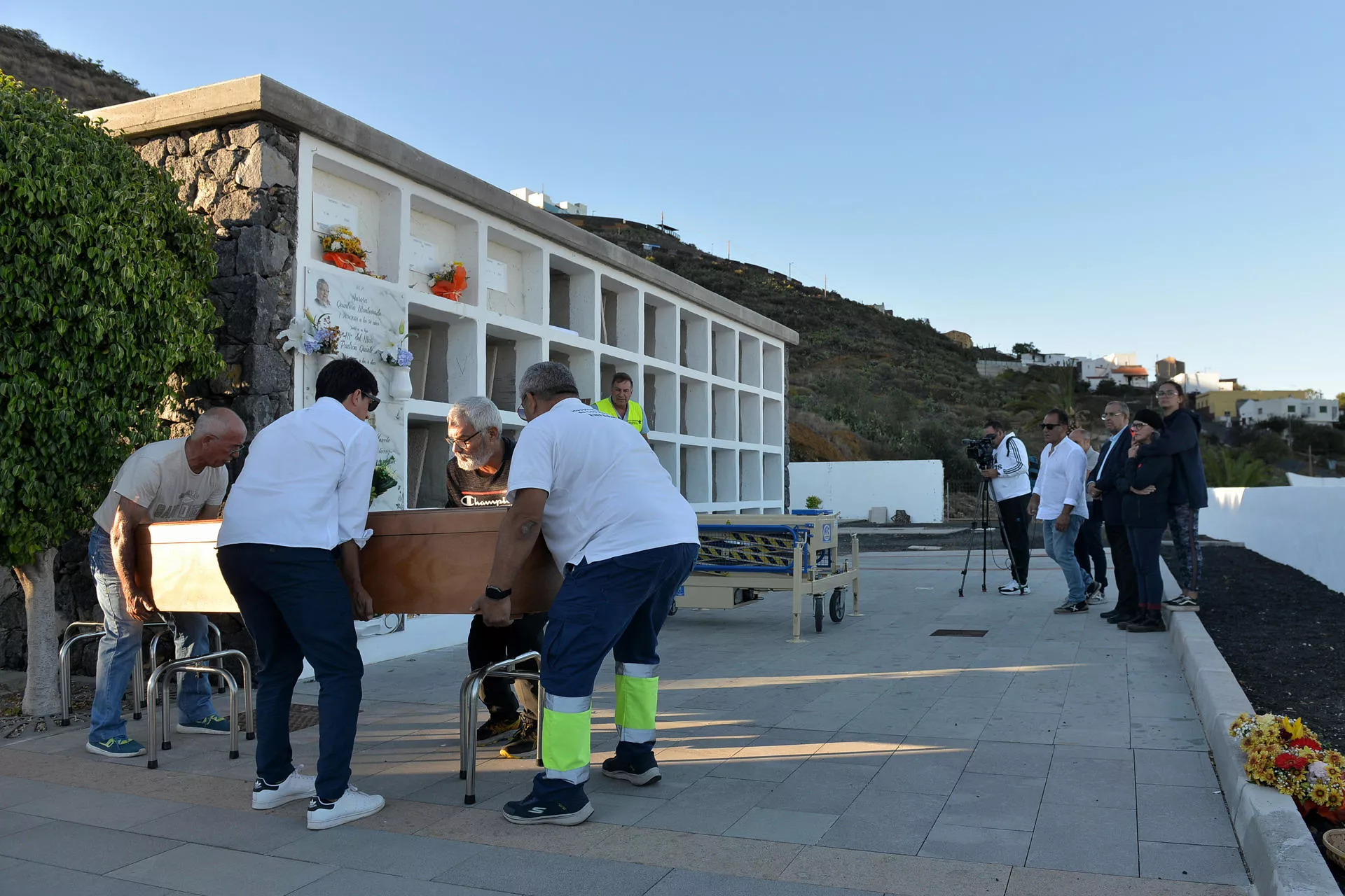 Los dos migrantes que llegaron fallecidos en la madrugada de hoy, al muelle de La Restinga, en El Hierro, en un cayuco con 53 personas a bordo, han sido inhumados esta tarde en el cementerio municipal de El Pinar. / GELMERT FINOL-EFE