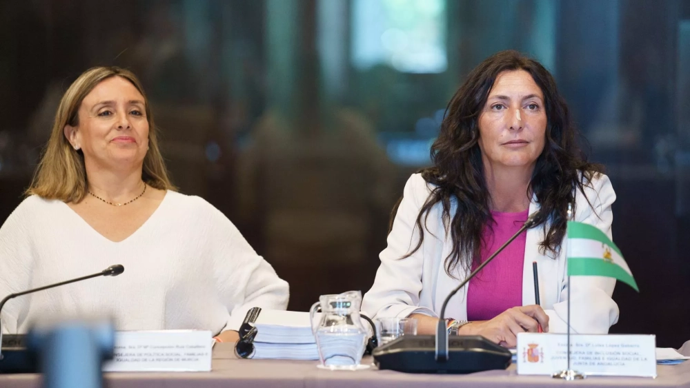 La consejera de Inclusión Social, Juventud, Familias e Igualdad de la Junta de Andalucía, Loles López Gabarro (d), y la consejera de Política Social, Familias e Igualdad de Murcia, Concepción Ruíz Caballero (i)./ EFE La consejera de Inclusión Social, Juventud, Familias e Igualdad de la Junta de Andalucía, Loles López Gabarro (d), y la consejera de Política Social, Familias e Igualdad de Murcia, Concepción Ruíz Caballero (i)./ EFE