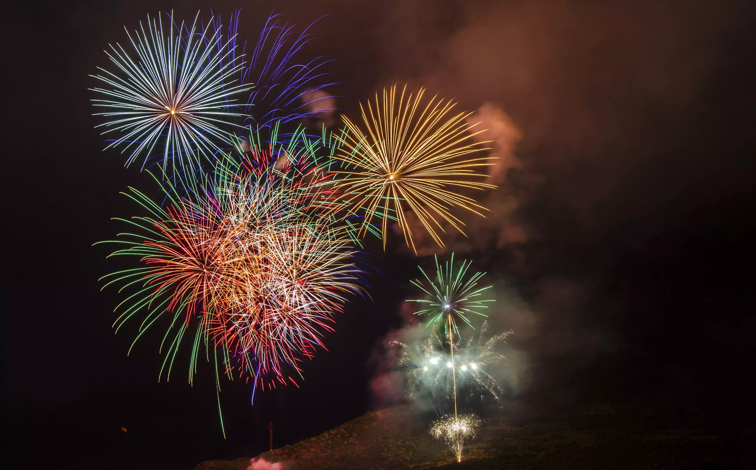 Voladores disparados por la empresa Pirotecnia San Miguel en 2015 en unas fiestas populares./ PSM