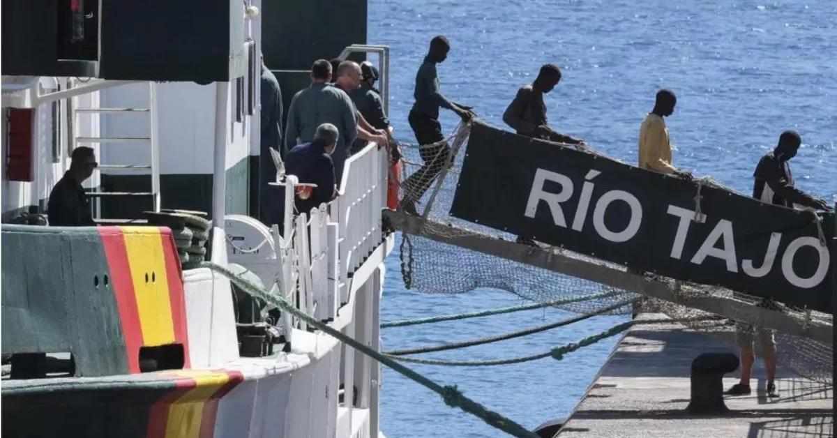 Migrantes desembarcando en Canarias / EFE