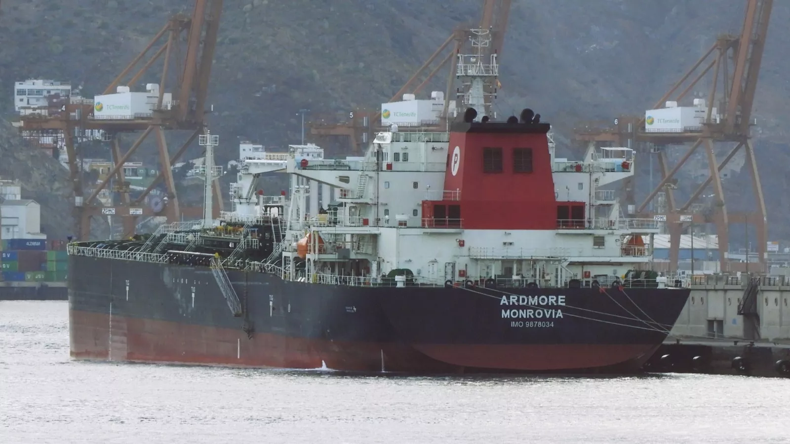 El buque Ardmore en Santa Cruz de Tenerife./ CELSO HDEZ