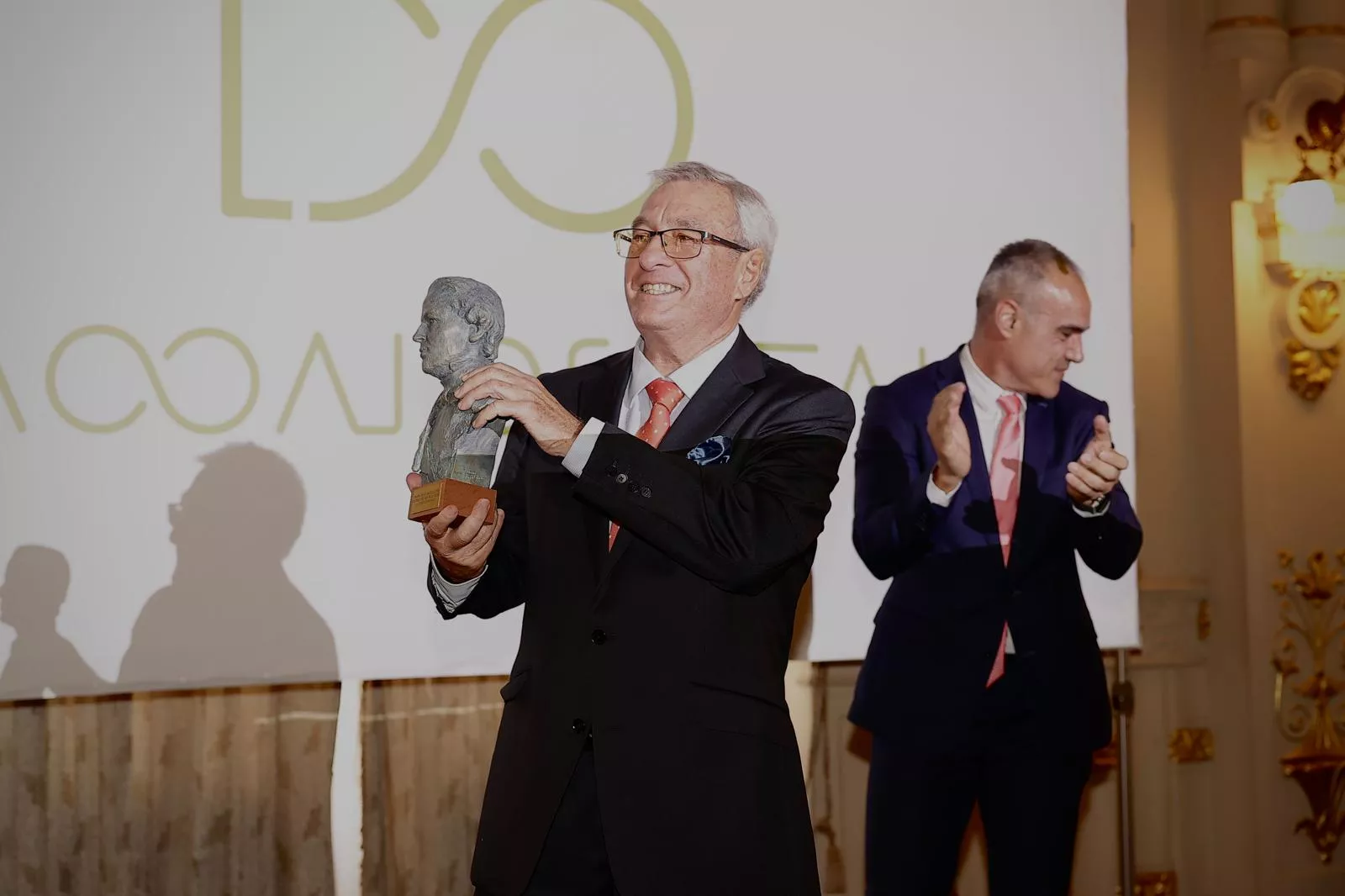 Jose Ramon Barrera, comisionado del REF, entrega el premio a Salvador Miranda./ CEDIDA