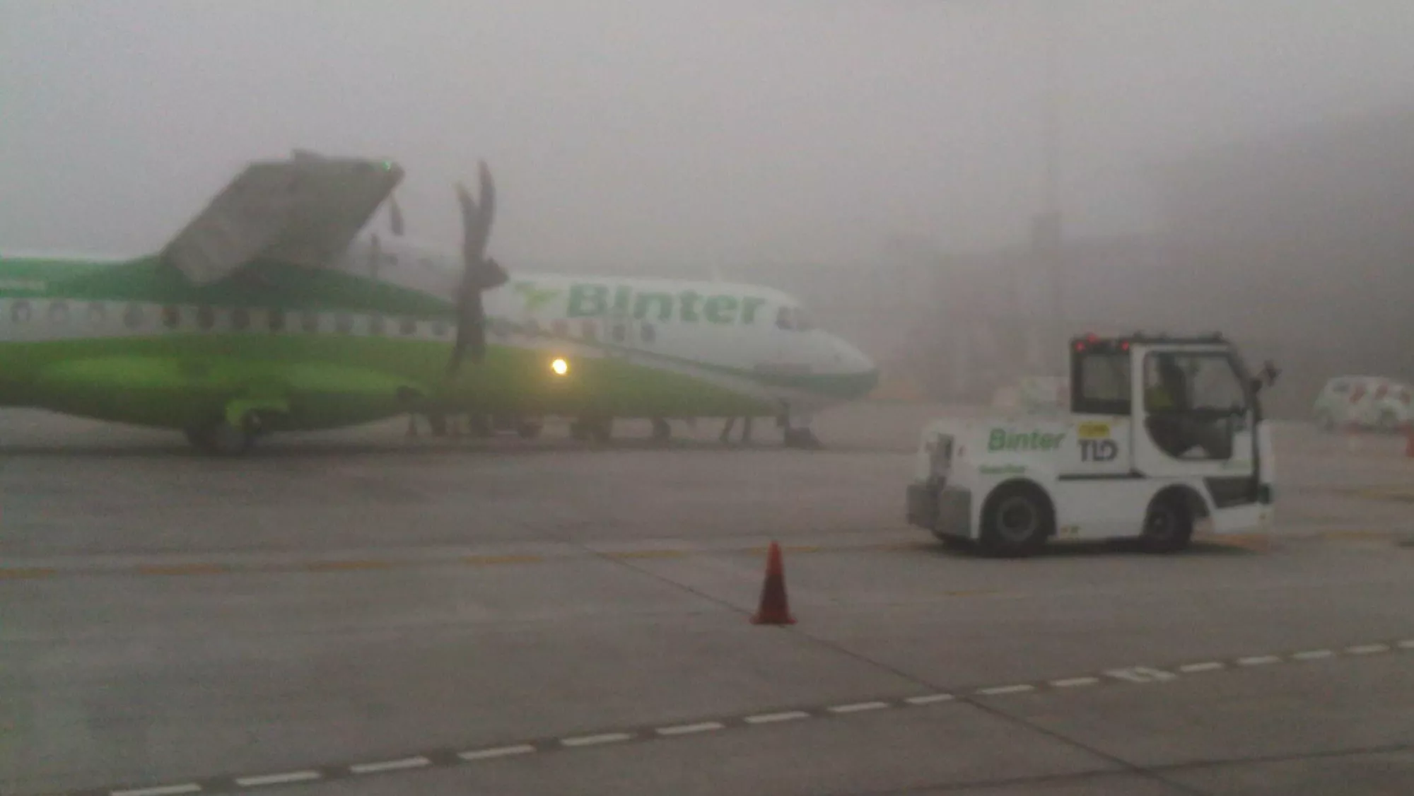 Un avión de Binter en el aeropuerto de Tenerife Norte, habitualmente afectado por problemas en los vuelos, retrasos y cancelaciones debido a la niebla./ BINTER