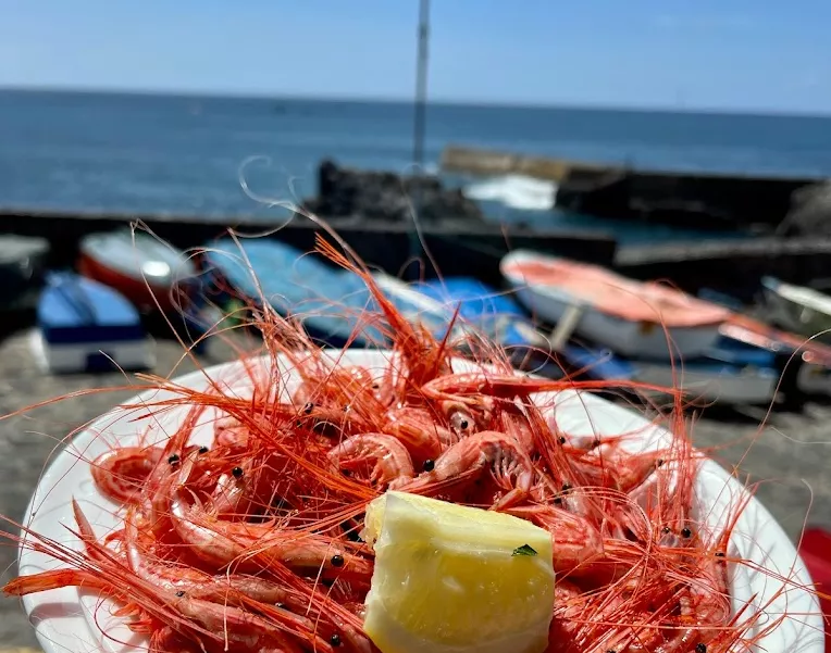 La Cofradía de La Punta es uno de los chiringuitos de playa destacados por la Guía Repsol./ AH.