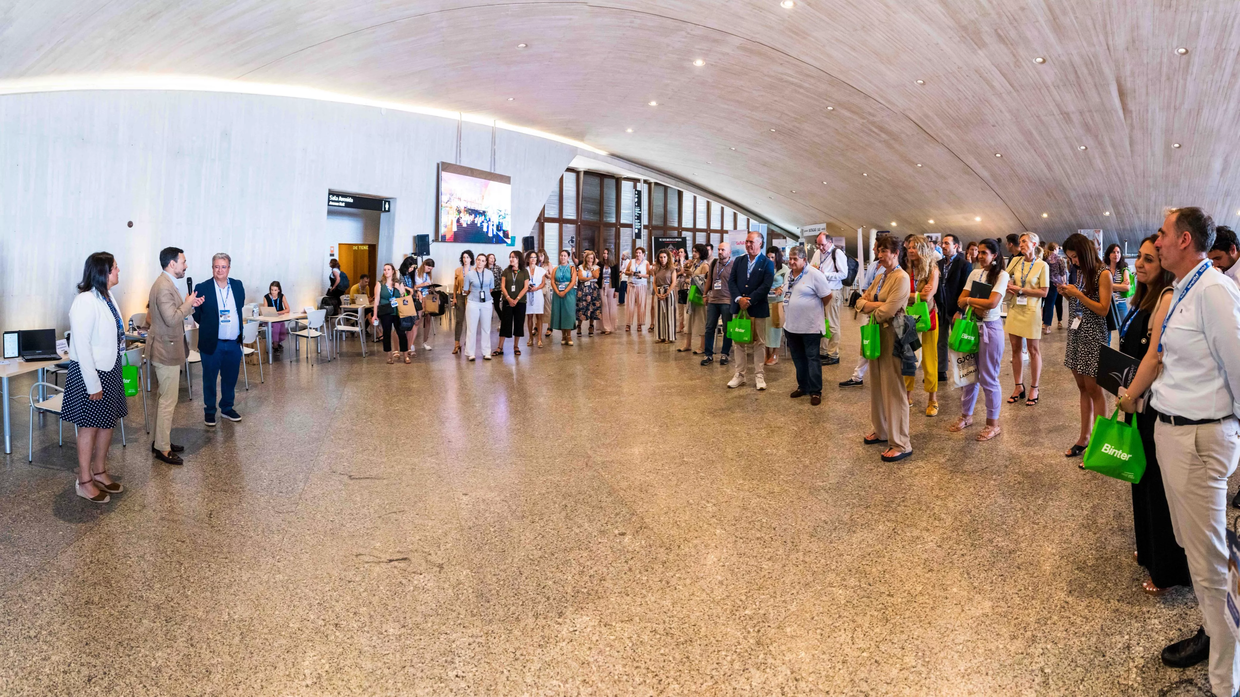 El vicepresidente y consejero de Turismo del Cabildo, Lope Afonso, recibe a 40 agencias de viajes y de comunicación peninsulares./ CEDIDA