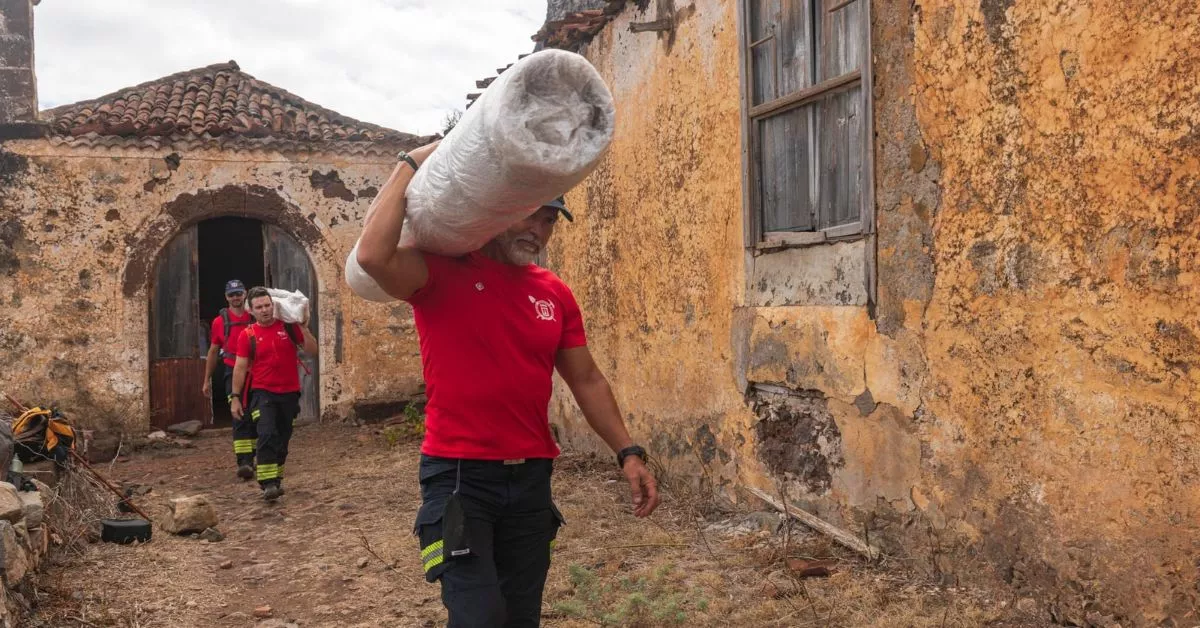 Bomberos retiran enseres de la Hacienda de Las Palmas de Anaga / CEDIDA