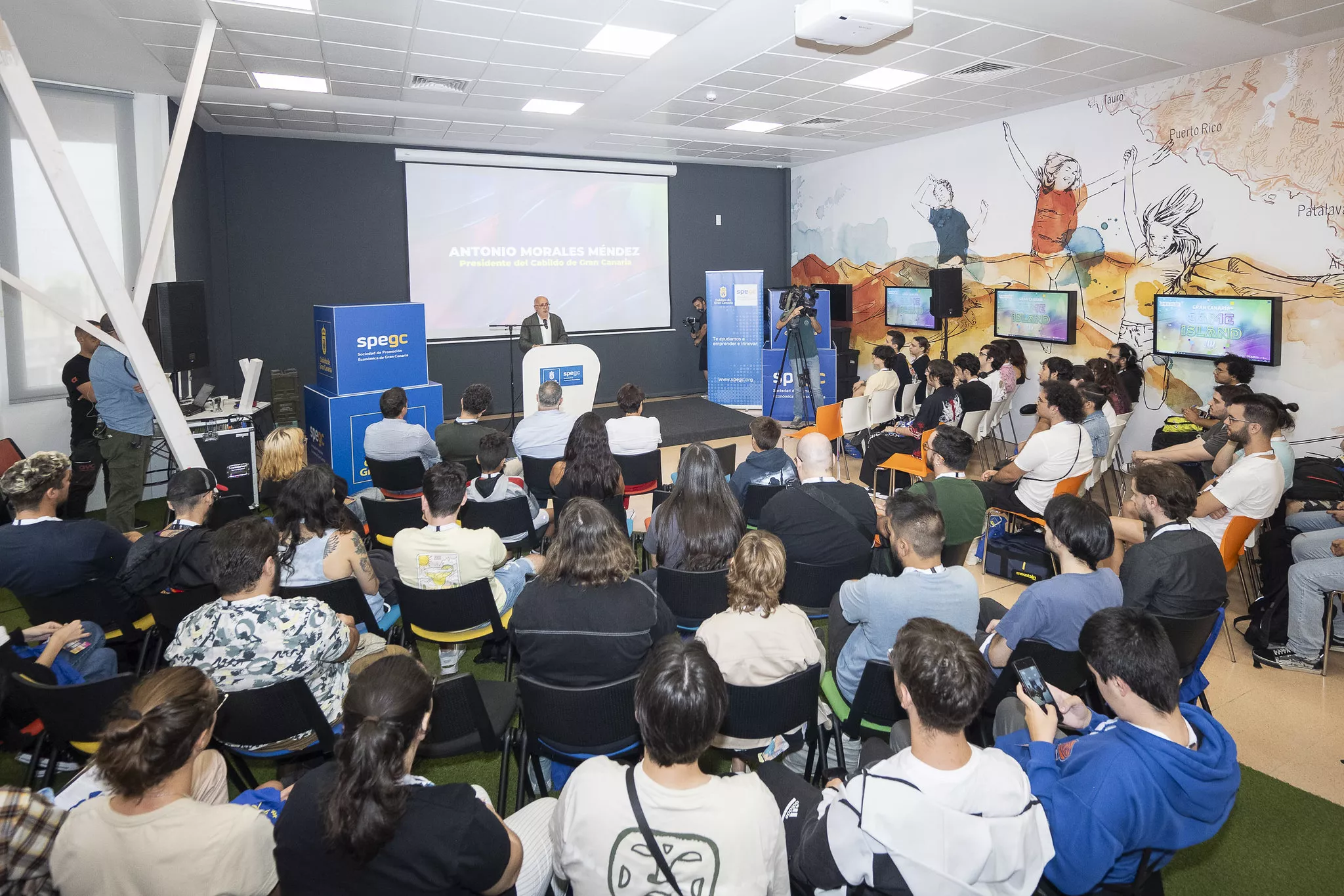 El presidente del Cabildo de Gran Canaria, Antonio Morales inaugura el Gran Canaria Game Island Jam./ DAVID DELFOUR