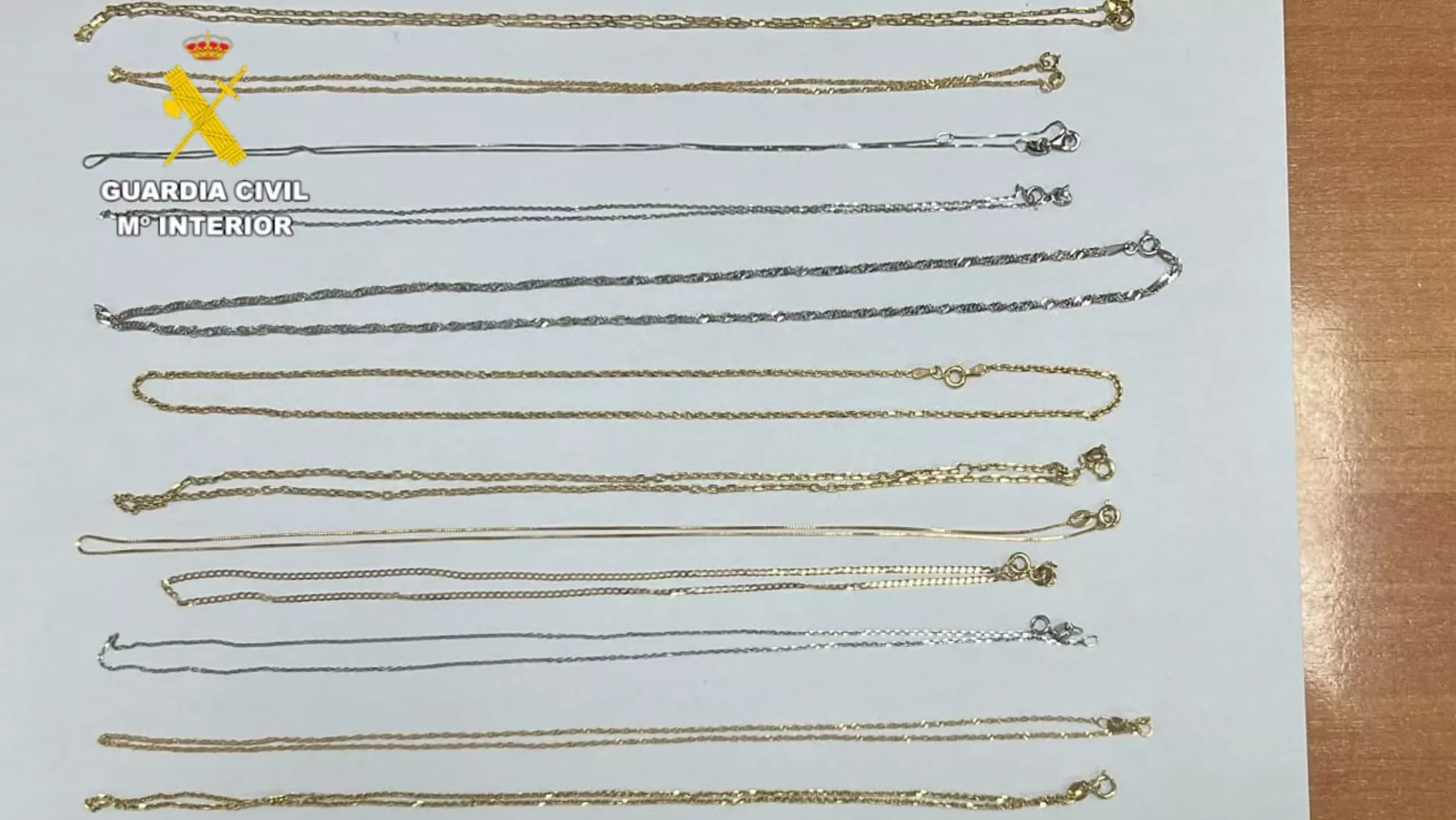 Foto de las cadenas de oro robadas que pudieron ser recuperadas por los agentes / GUARDIA CIVIL