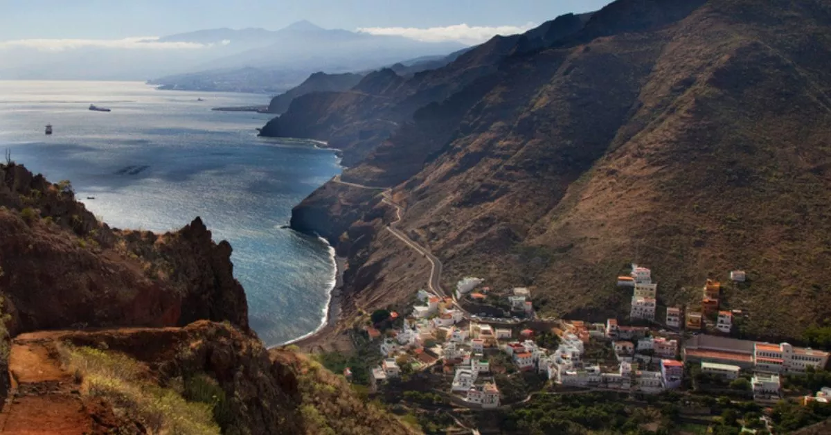 Vista del pueblo de Igueste de San Andrés con su litoral, tan popular entre los surferos tinerfeños./ AH.