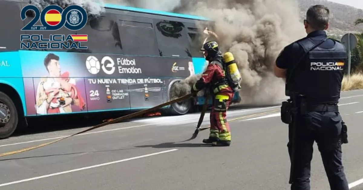 Fue necesaria la intervención de los bomberos para apagar el fuego / POLICÍA NACIONAL
