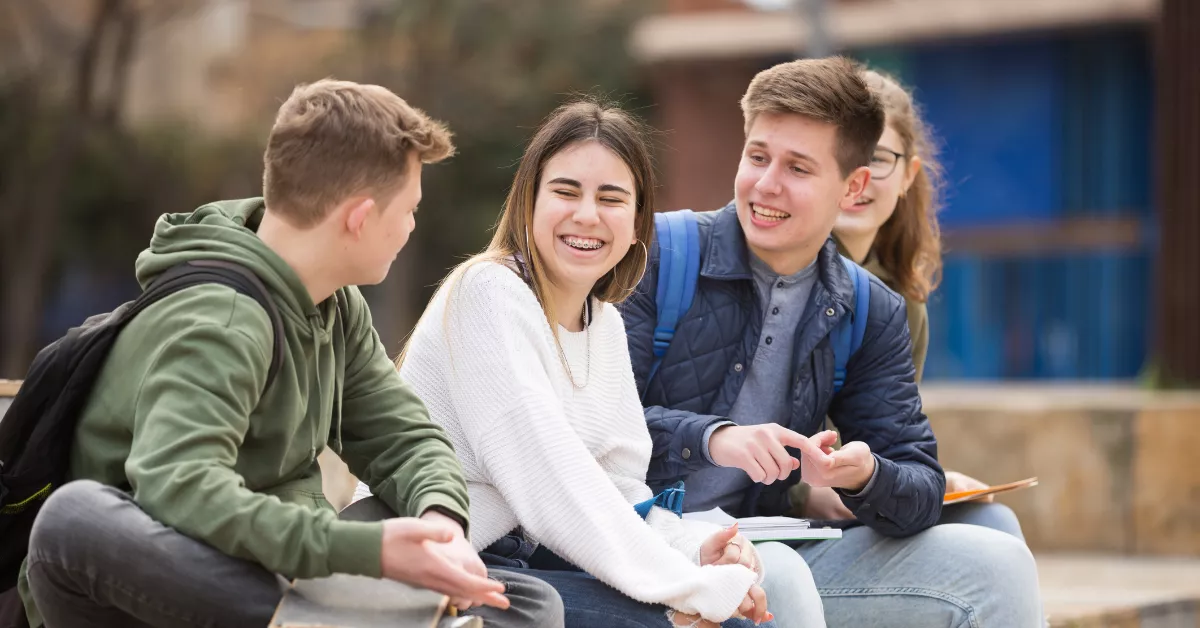 Imagen de unos amigos hablando / AH