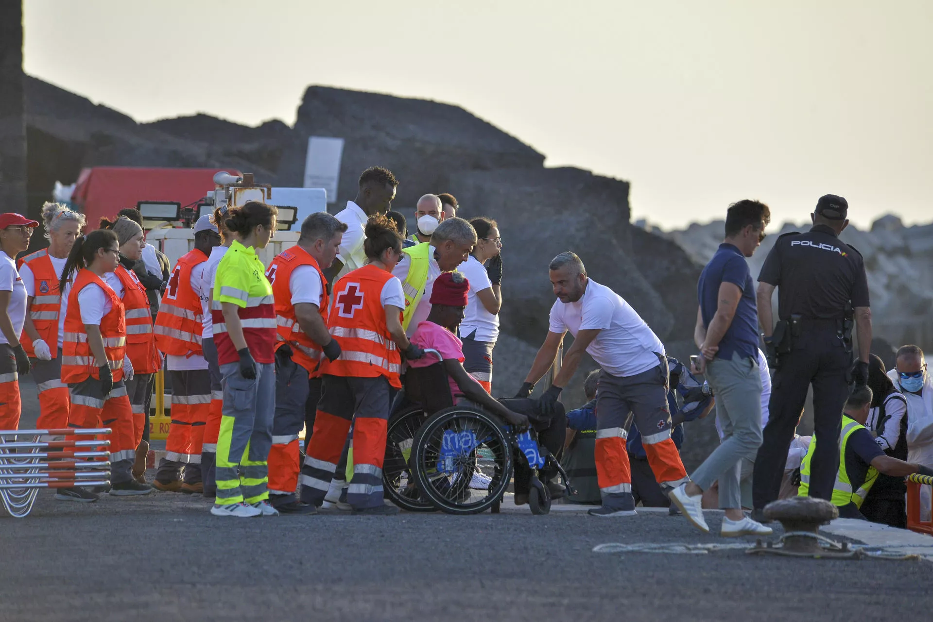 Efectivos de la Cruz Roja atienden a una de las 100 personas que llegaron en cayuco a El Hierro. / GELMERT FINOL-EFE