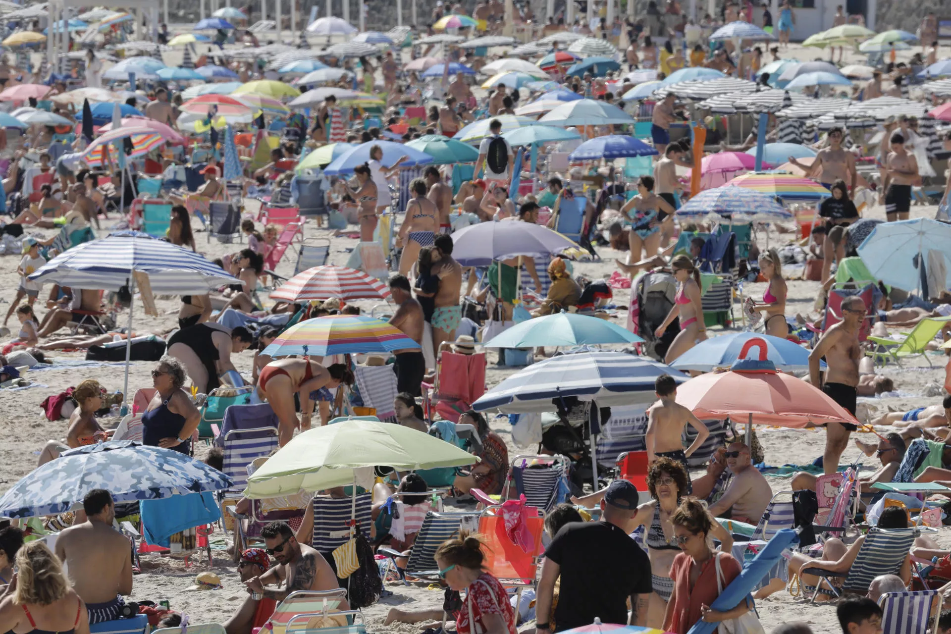 Las playas, el mejor lugar para combatir la ola de calor en Canarias con temperaturas récord de casi 40 grados. / EFE