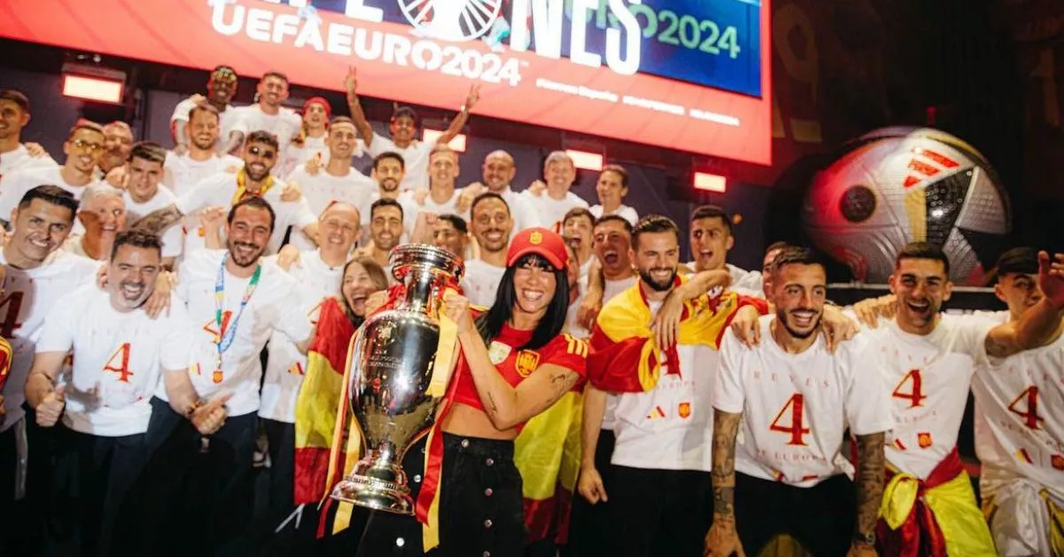 Aitana posa con la Eurocopa y la selección española de fútbol durante las celebraciones del triunfo ante Inglaterra. / AITANAX
