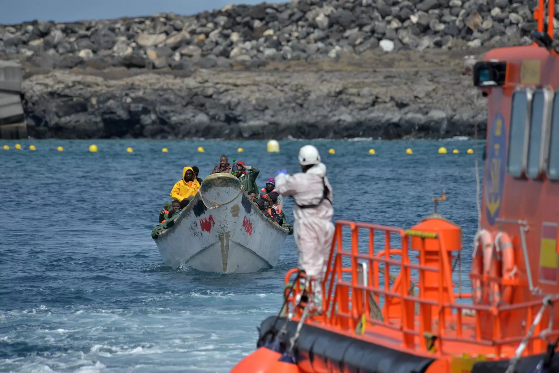 En la imagen, el cayuco en el que viajaban la niña y el joven fallecidos. / MIGUEL BARRETO-EFE