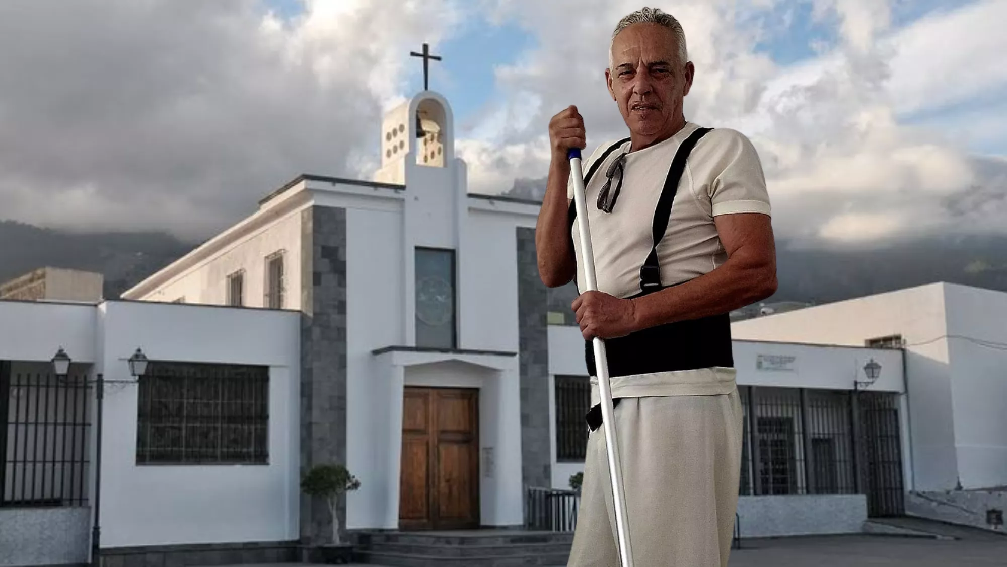 Fori Gómez, vecino de Güímar que se encarga de forma altruista del mantenimiento de la cripta del velatorio de Fátima. De fondo, la parroquia de Fátima./ MONTAJE AH