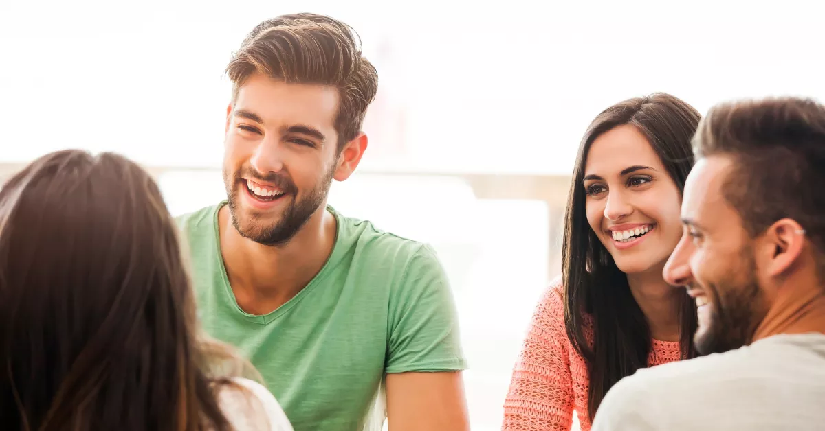 Imagen de un grupo de amigos hablando / AH