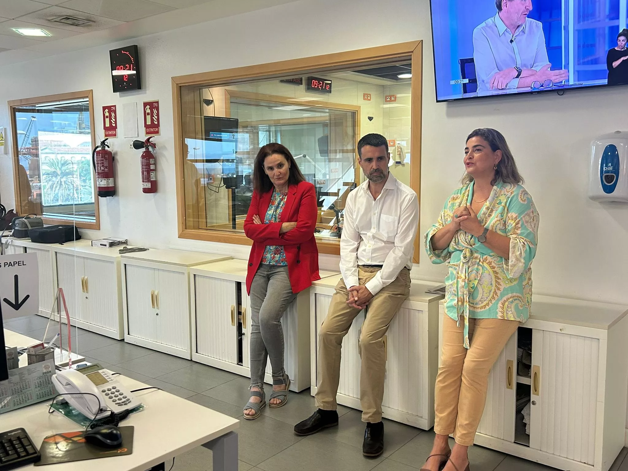 El TSJC conden a la Radio Pública de Canarias restituir la jornada de verano y compensar horas extra. En la imagen, Leticia Martín y Mayer Trujillo, , directora de informativos  y director de la Radio Pública; y María Méndez, administradora general de RTVC. / RTVC