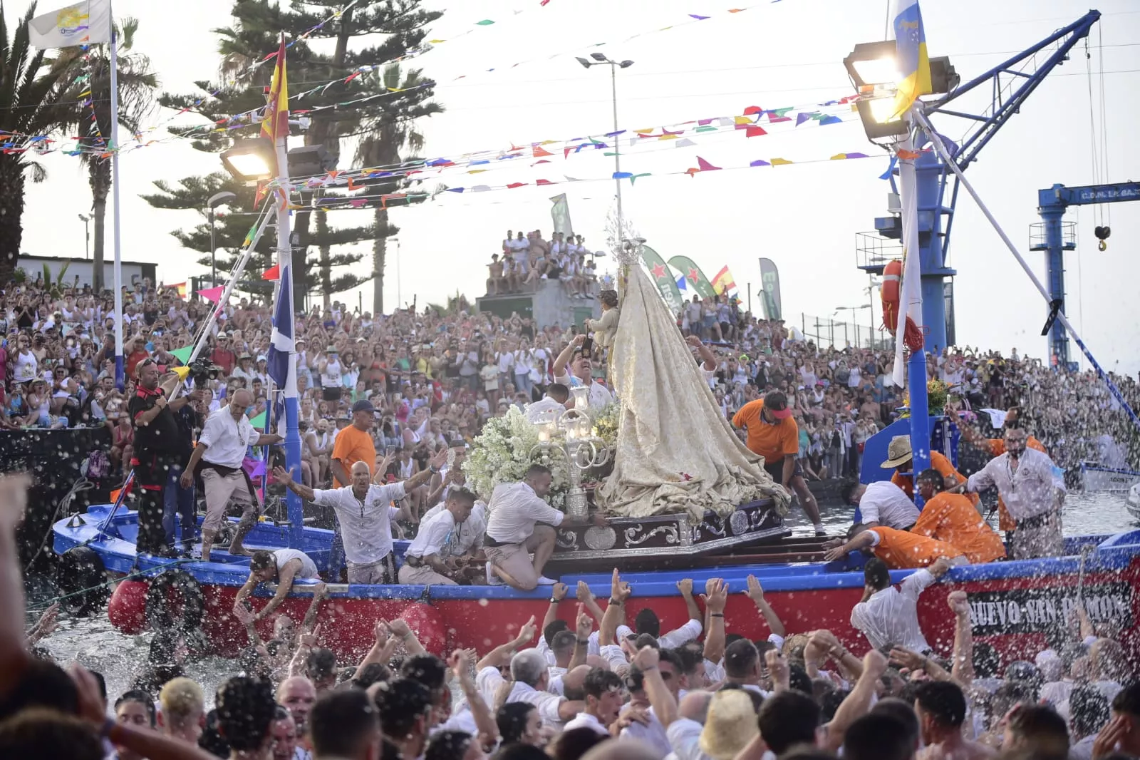 Embarcación de la Virgen del Carmen en el Puerto de la Cruz. / AH