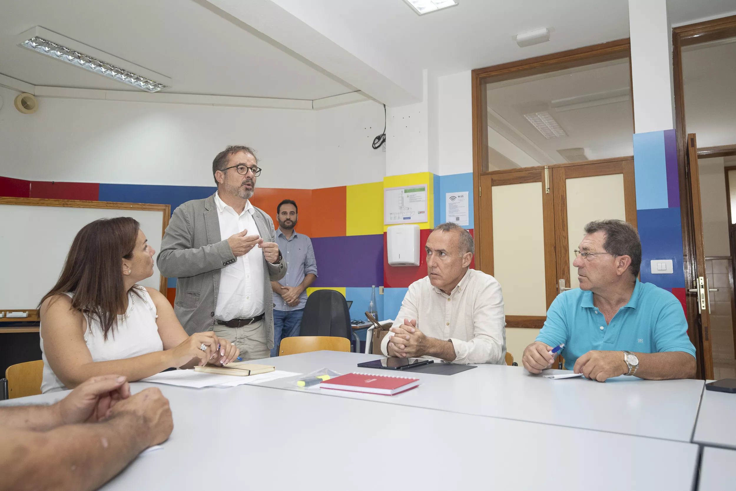 Raúl García Brink, consejero de Medio Ambiente, Clima, Energía y Conocimiento del Cabildo de Gran Canaria, se dirige a la Comunidad Energética de la Zona Industrial de Arinaga. / AH