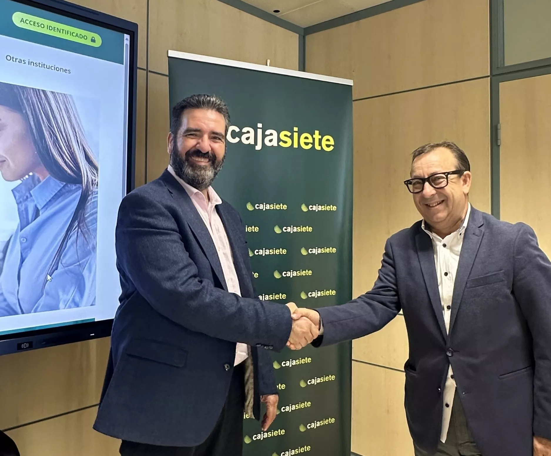 El vicepresidente de zona en Tenerife de GEHOCAN, Óscar Ledesma, y el director de Relaciones Institucionales de Cajasiete, José Manuel Garrido García. / AH