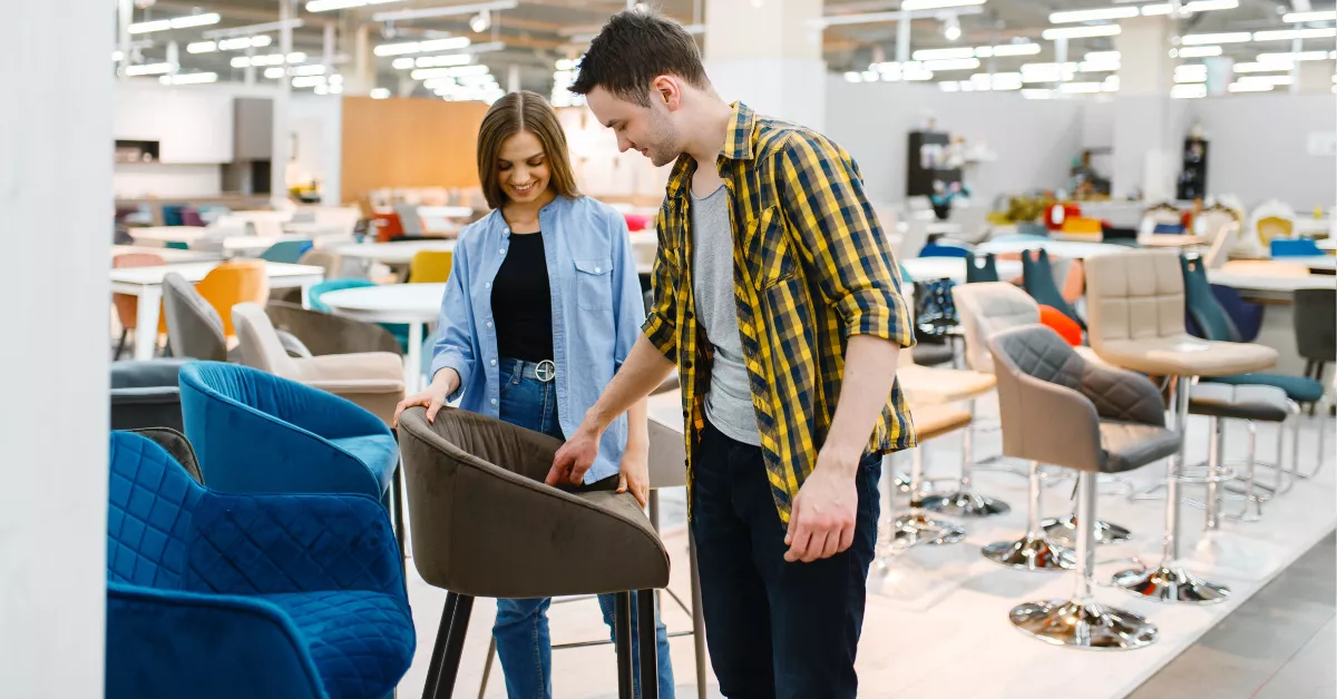 Imagen de una pareja mirando sillas en una tienda / AH