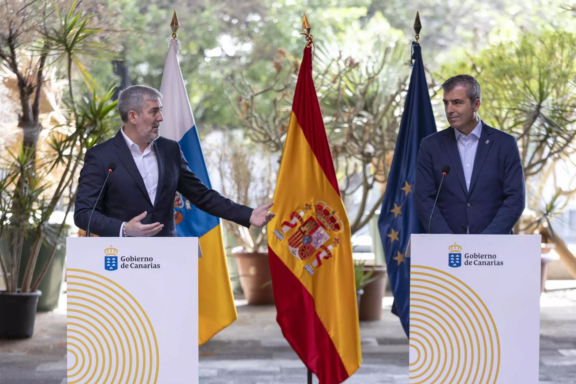 El presidente y vicepresidente del Gobierno de Canarias, Fernando Clavijo (i), y Manuel Domínguez (d), comparecieron ante los medios para hacer balance del año de gobierno. EFE/Miguel Barreto El presidente y vicepresidente del Gobierno de Canarias, Fernando Clavijo (i), y Manuel Domínguez (d), comparecieron ante los medios para hacer balance del año de gobierno. EFE/Miguel Barreto