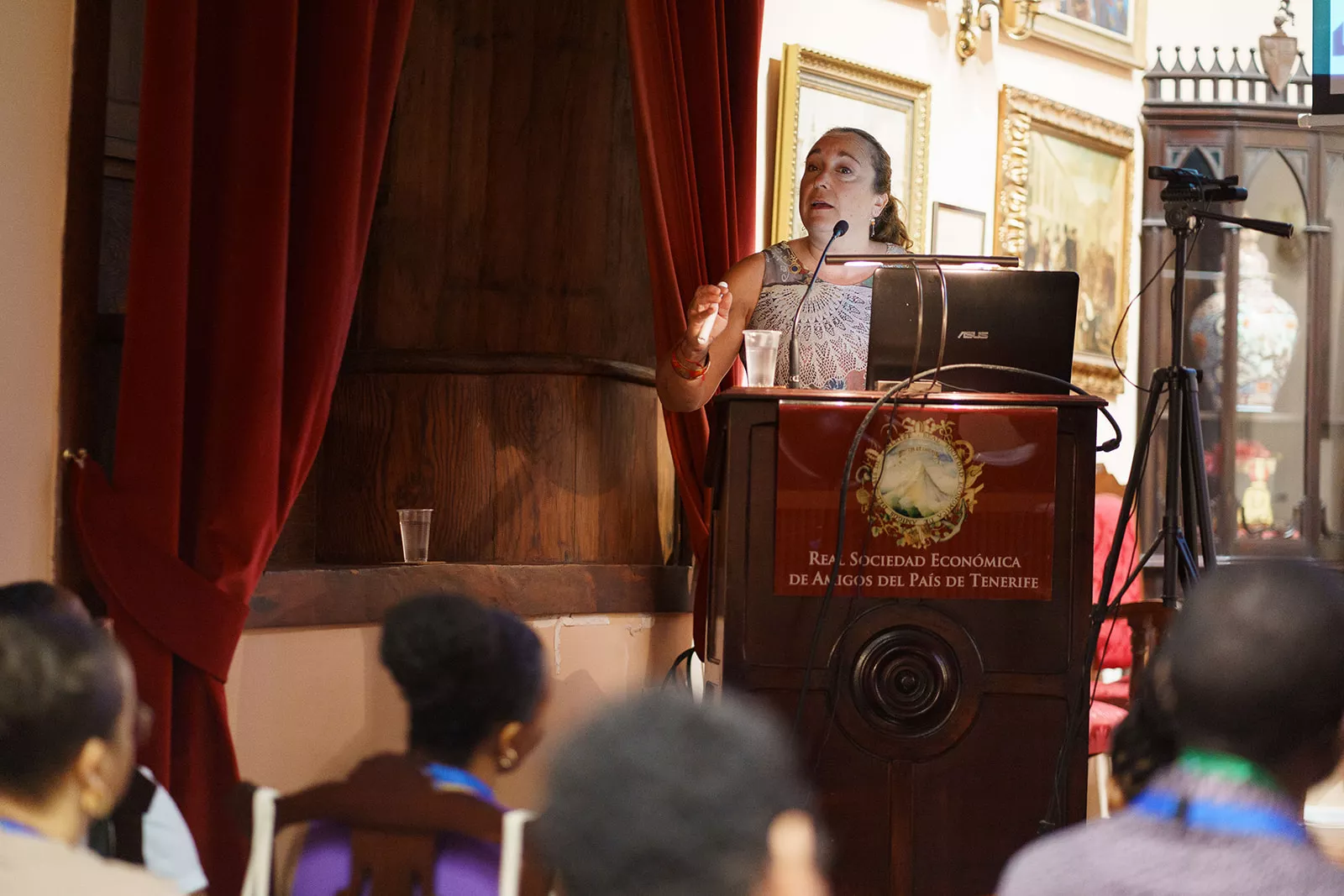 Cintia Hernández Sánchez presenta su investigación sobre el hallazgo de plástico en nidos de gaviotas residente en Canarias / CEDIDA