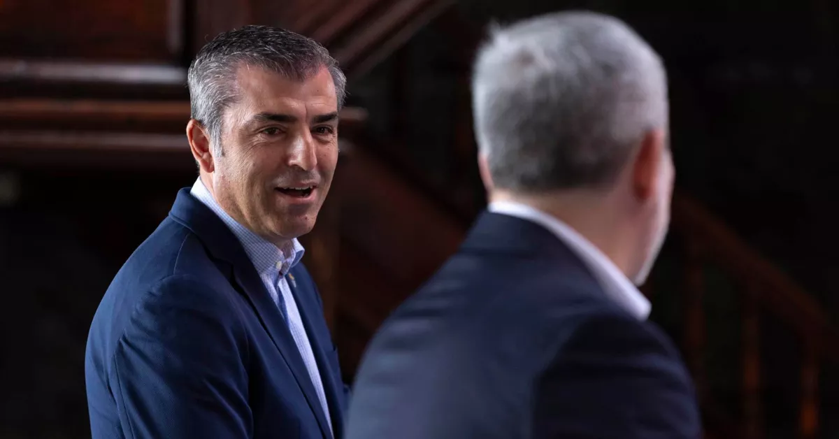 Diseño sin título   2024 07 17Manuel Domínguez, vicepresidente de Canarias (izquierda), junto a Fernando Clavijo, presidente (de espaldas)./ EFE/MIGUEL BARRETOT142742.771