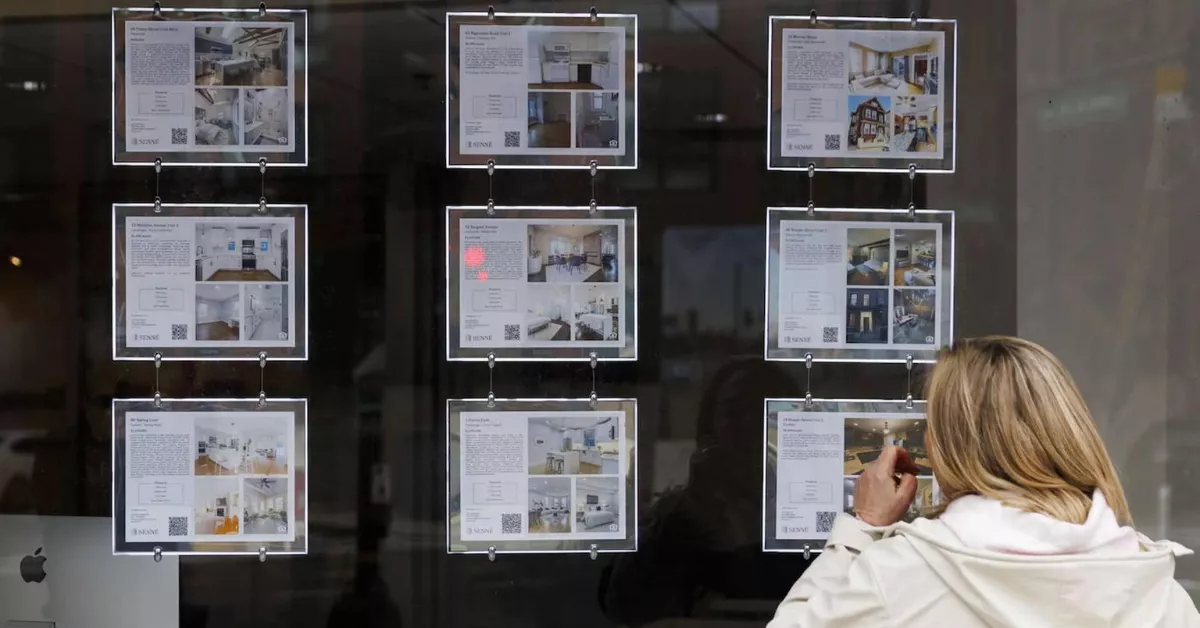 Una persona mira los carteles de pisos en alquiler y venta de una inmobiliaria en Canarias / EFE