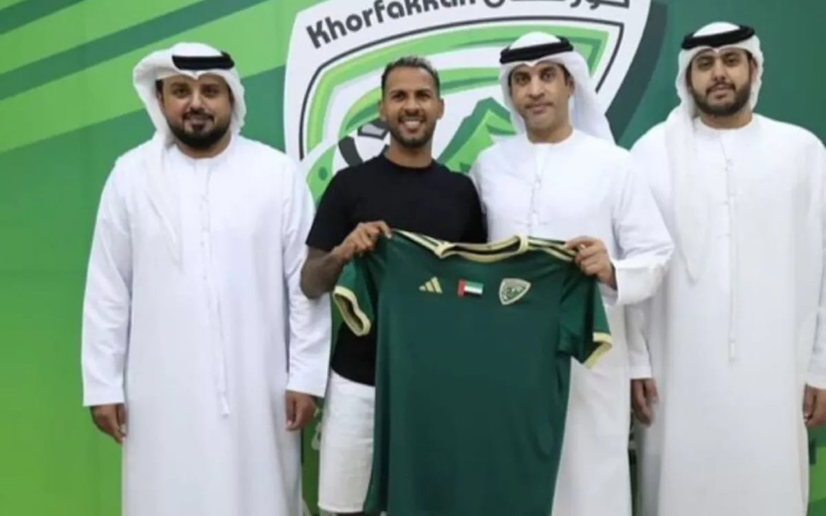 Jonathan Viera posa con la camiseta de su nuevo equipo en Emiratos Árabes. / AH