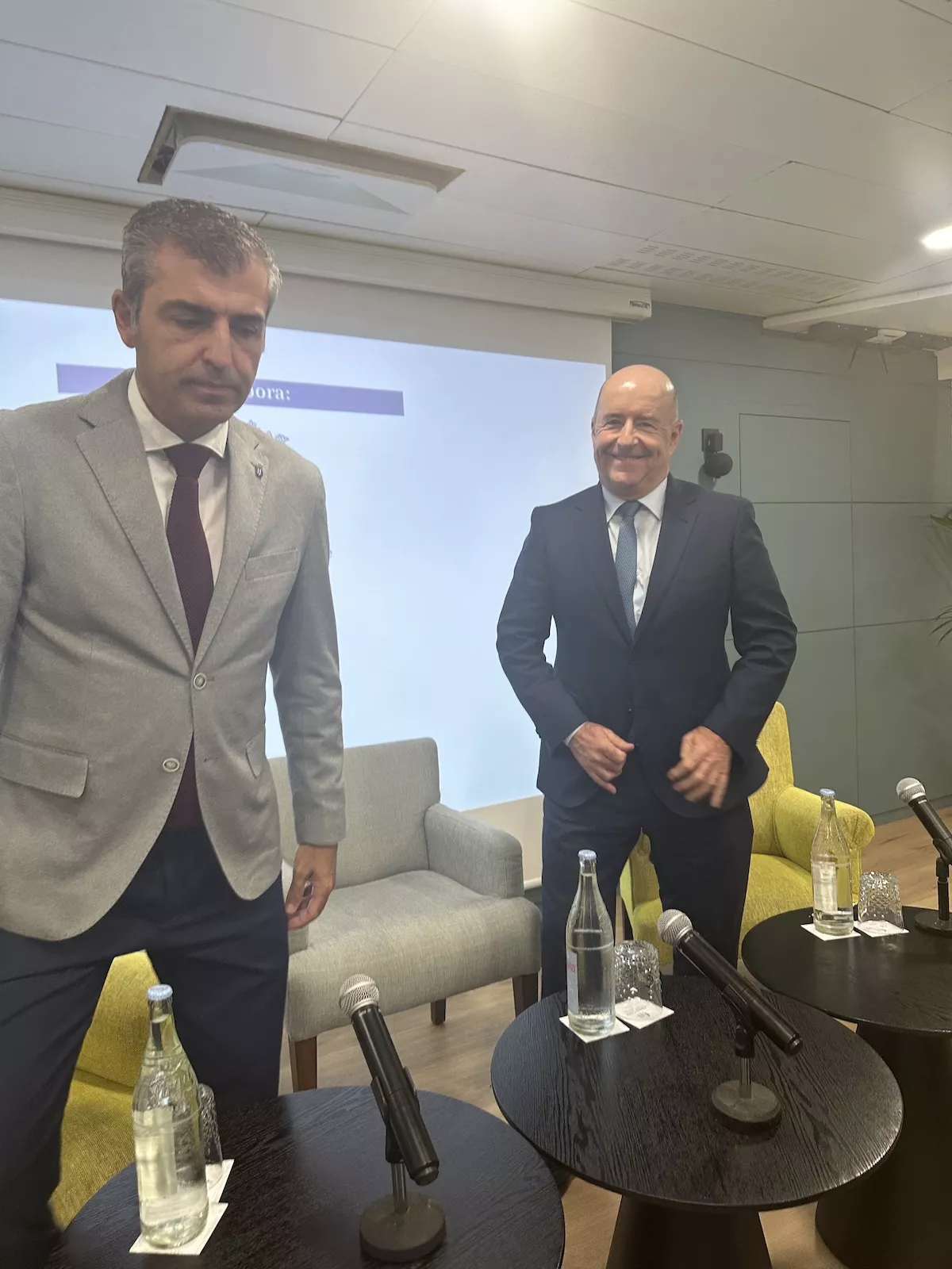Manuel Domínguez, vicepresidente del Gobierno regional, advierte que "Canarias está mejor que hace un año, pero no está preparada para una crisis". en la imagen, junto a Pedro Ortega, jefe de los empresarios de Las Palmas. / AH