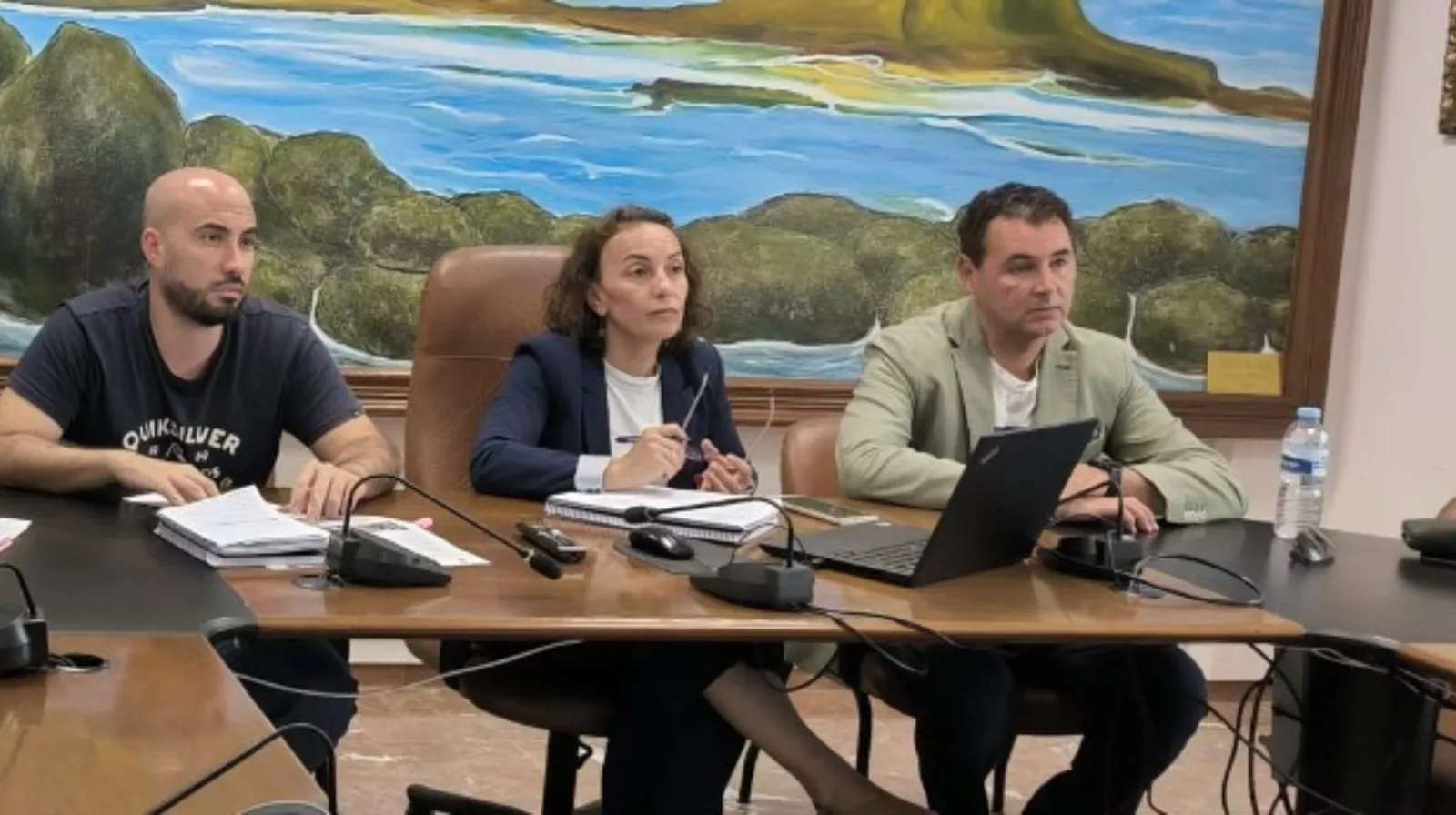 La alcaldesa de Arico, Olivia Delgado, el primer teniente de alcalde y responsable de urbanismo, Andrés Martínez, y el cuarto teniente de alcalde, Agustín Tejera, responsable de Medioambiente./ CEDIDA