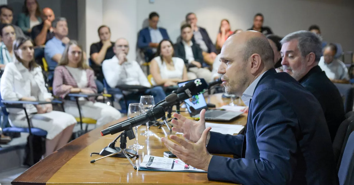El socio fundador de la consultora SILO, Diego Moñux, junto al presidente de Canarias, Fernando Clavijo, en la reunión con el sector de innovación. / ACFI PRESS