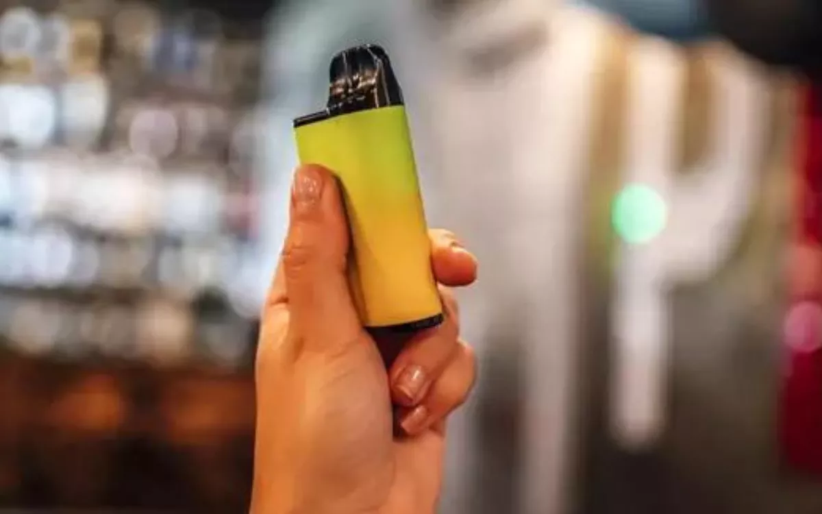 Canarias volverá a gravar el cigarrillo electrónico desechable, como este que sujeta una mujer. / LORDHENRIVOTON/ ISTOCK 