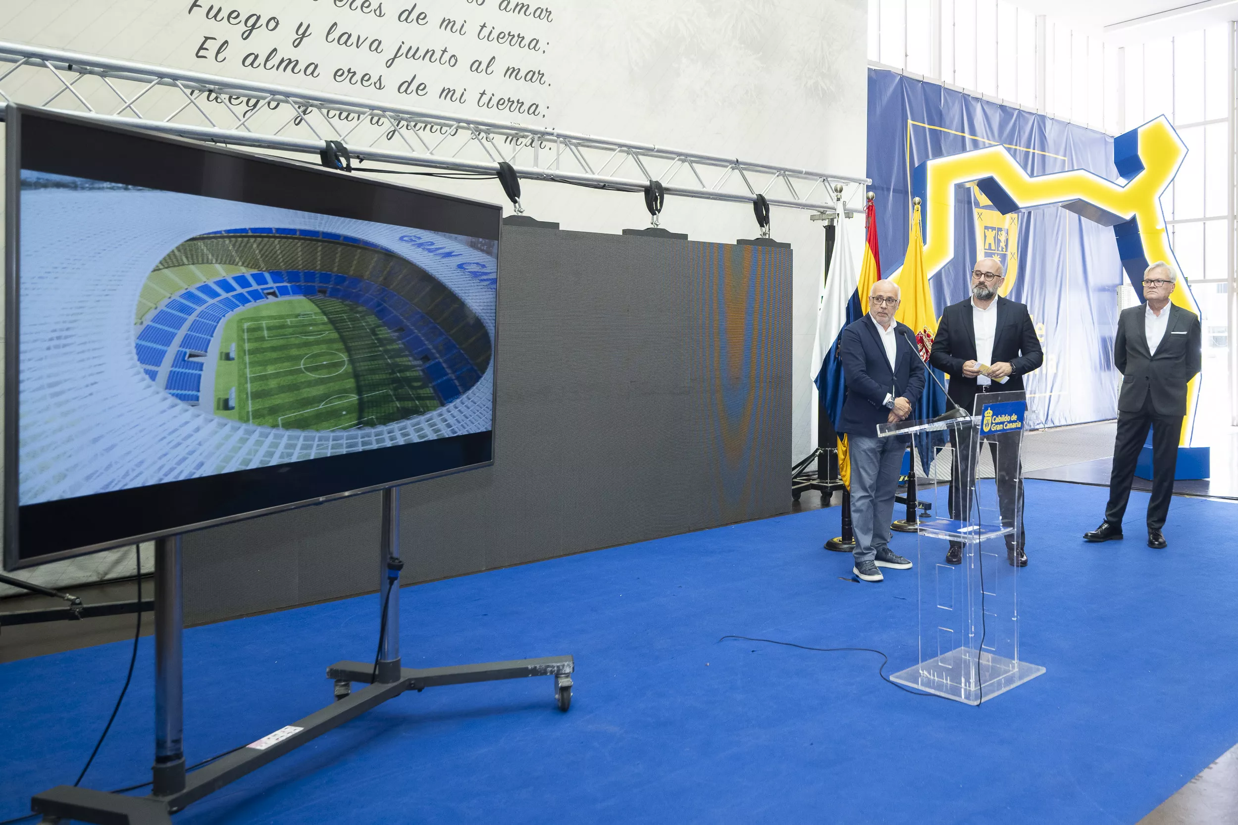 En la imagen, Antonio Morales, Aridany Romero y Juan Torres, durante el acto de presentación para transformar el Estadio de Gran Canaria. / DAVID DELFOUR-CABILDO DE GRAN CANARIA