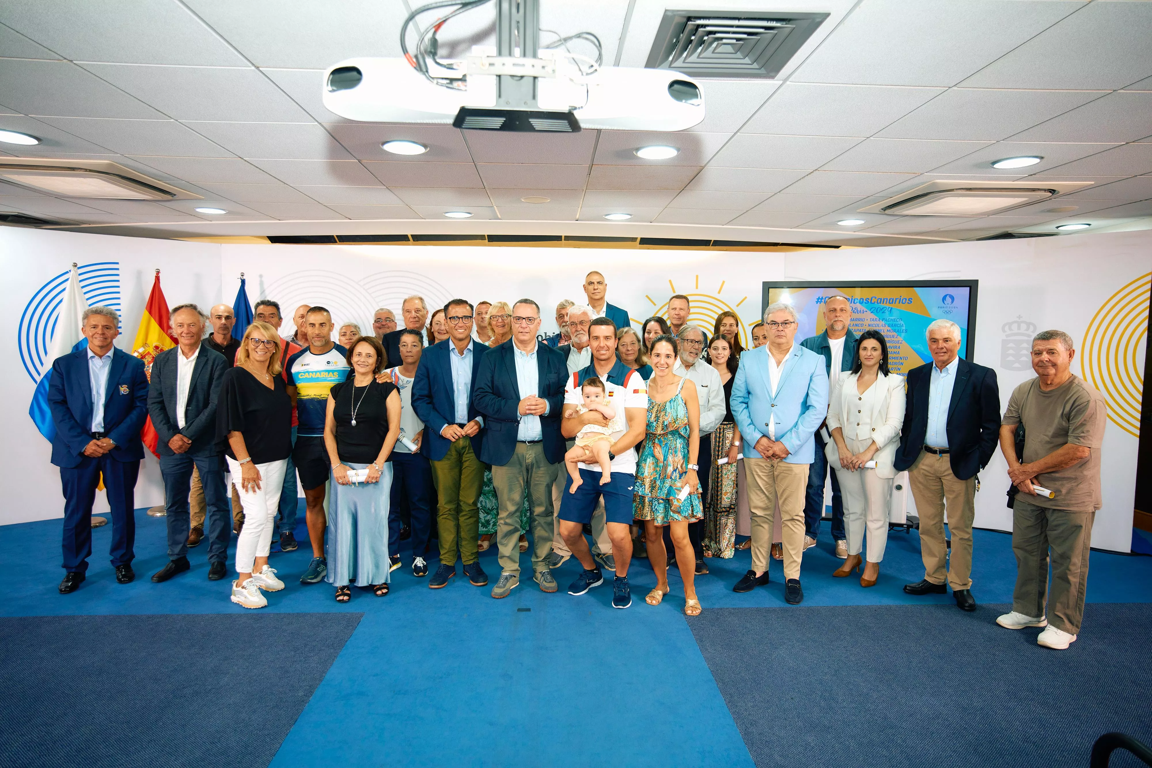 Foto de familia del acto en el que el Gobierno de Canarias reconoce a sus veinticinco representantes en París 2024. / AH
