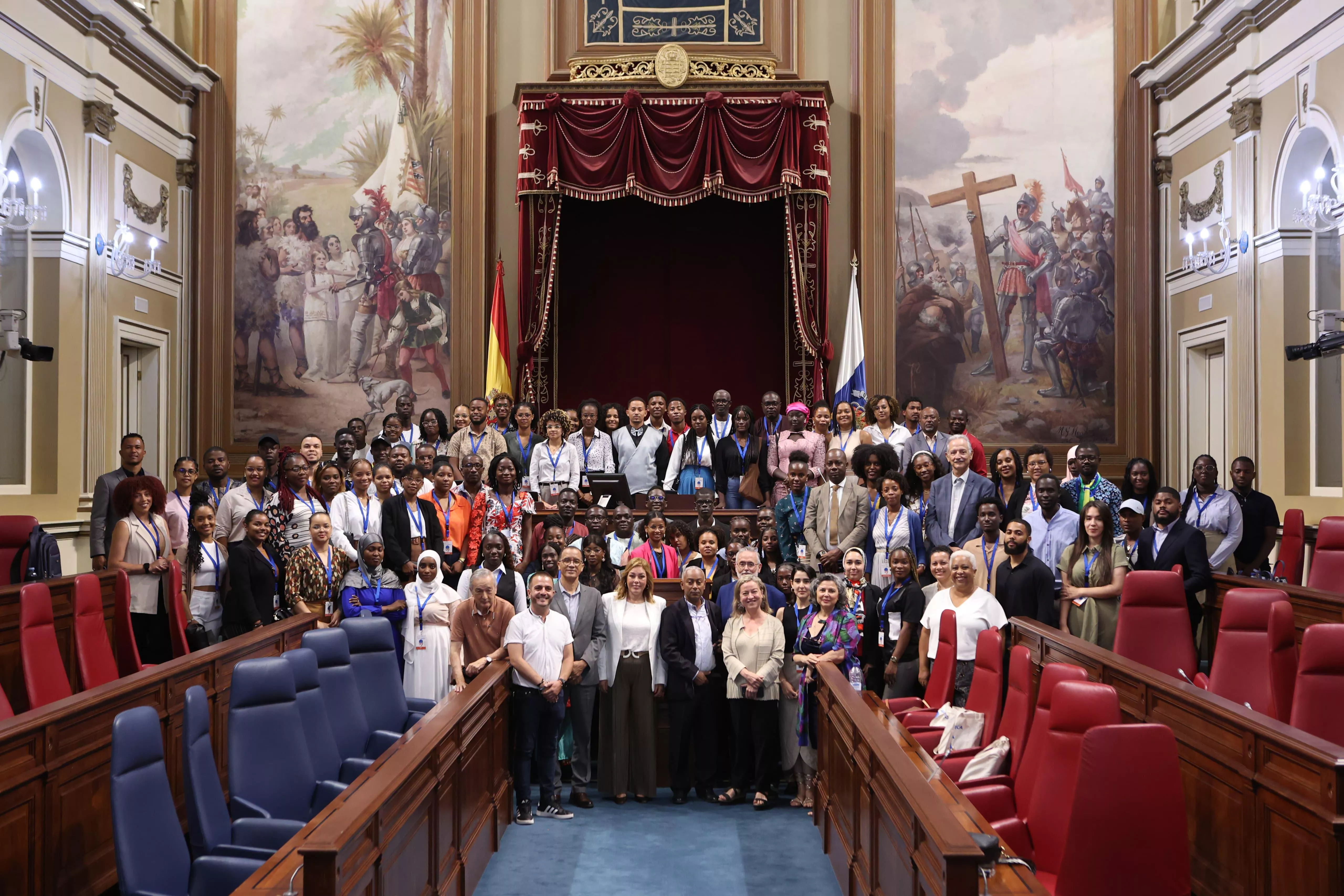 Foto de familia de los estudiantes que participan en el Campus África en el Parlamento de Canarias. / AH