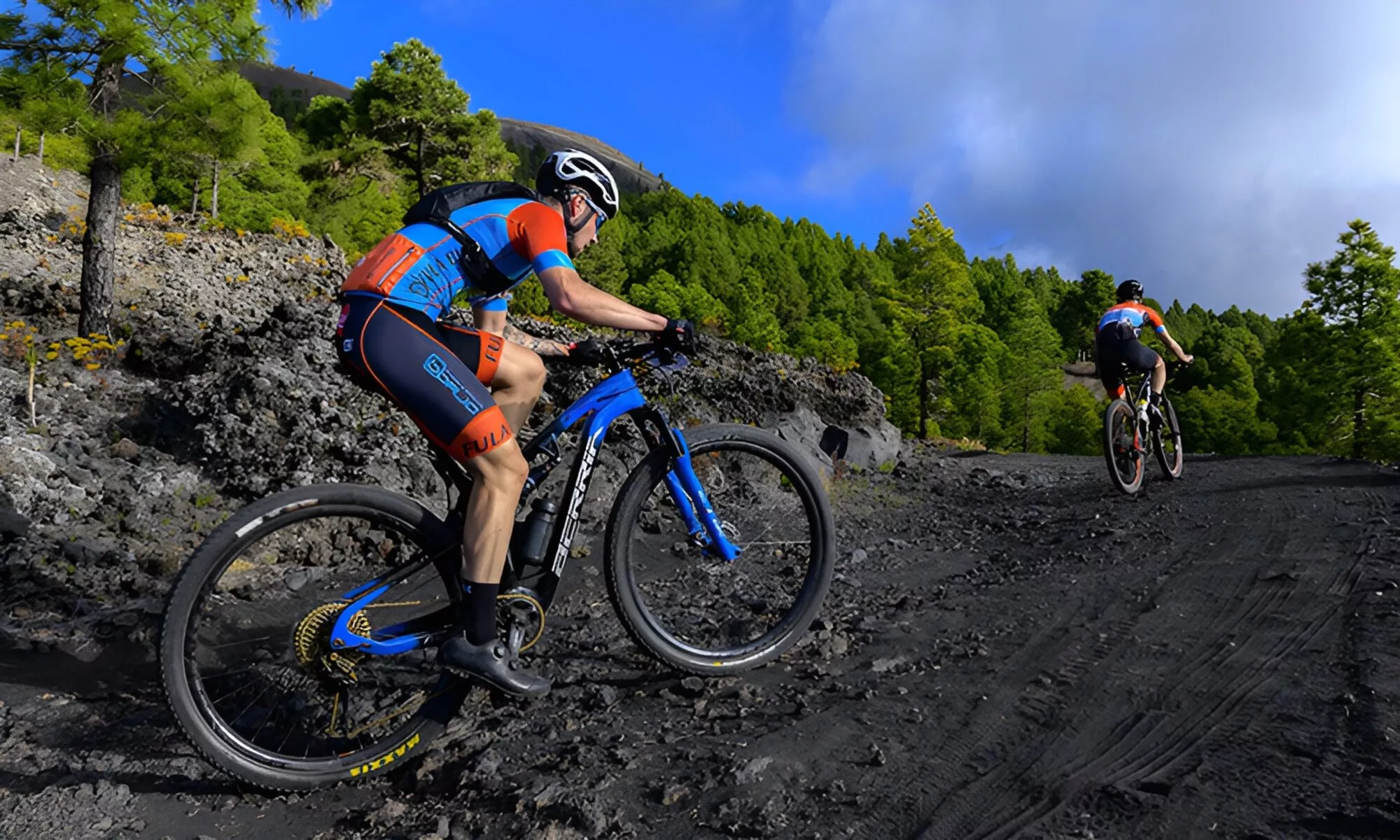 Imagen de archivo de una edición de la Transvulcania Bike, aplazada por el riesgo de incendios en La Palma. / AH