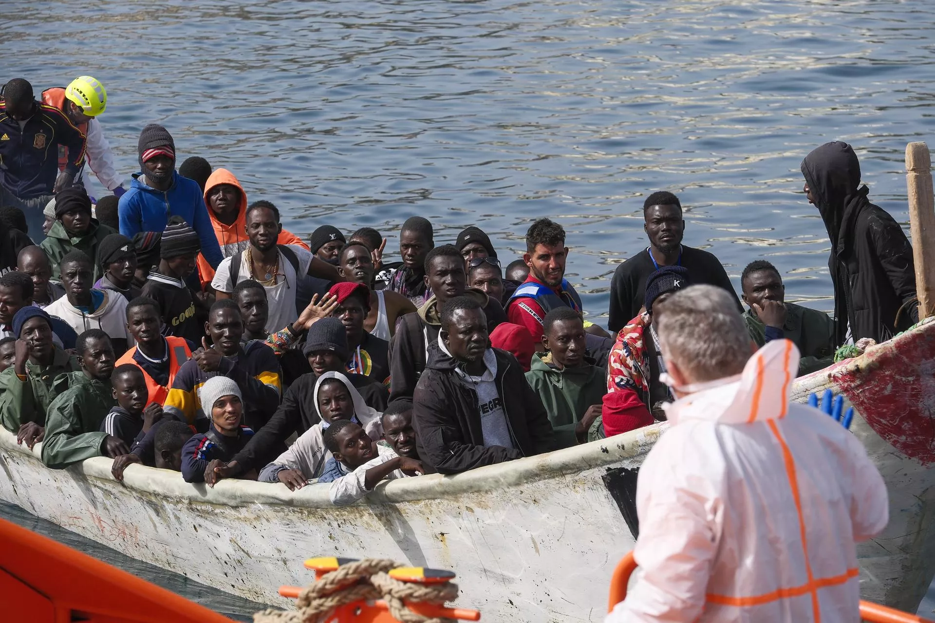 En la imagen, migrantes llegando al puerto de Arguineguín. / ÁNGEL MEDINA G.-EFE