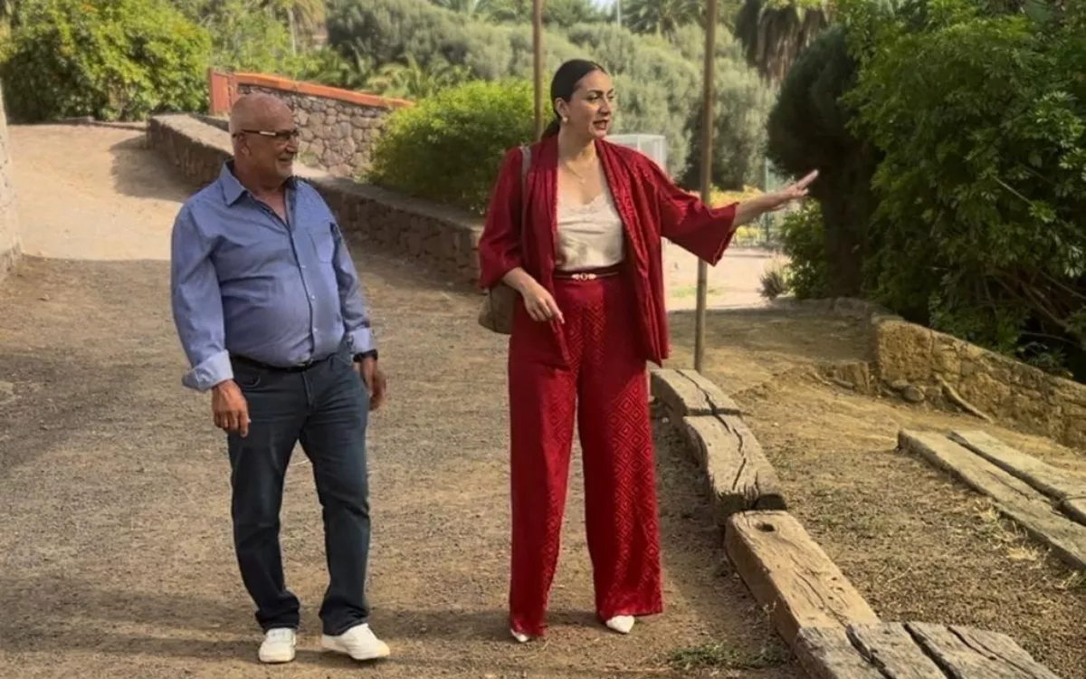 Juan Armando Umpiérrez, secretario general de la Plataforma Vecinal por Santa Brígida, y Vidina Cabrera, consejera de CC en el Cabildo, durante su visita a la Finca El Galeón. / AH