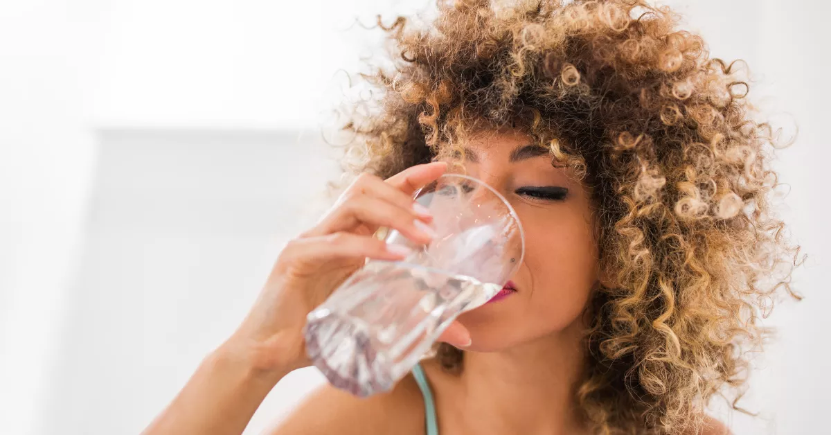 Imagen de una mujer bebiendo refresco / AH