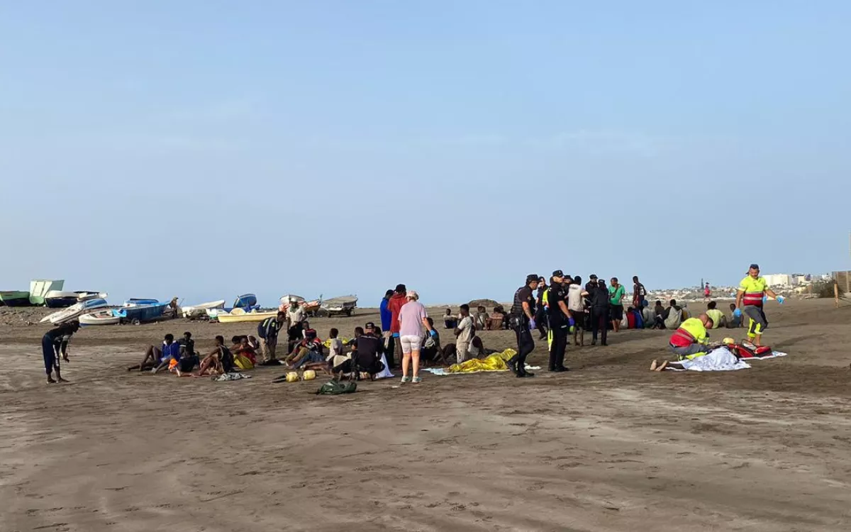 Los migrantes fueron atendidos por la Policía Nacional y la Cruz Roja en la playa de Las Burras.