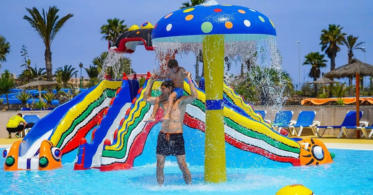 Pasar un día en un parque acuático es uno de los mejores planes para refrescarse en familia./ ACUA WATER PARK (Corralejo).