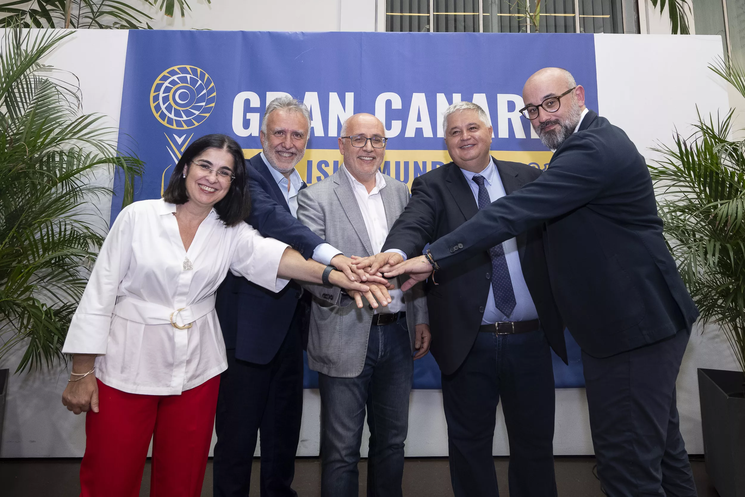 Carolina Darias, Ángel Víctor Torres, Antonio Morales, Juan José Arencibia y Aridany Romero celebran la designación de Gran Canaria como una de las sedes del Mundial 2030 de fútbol. / DAVID DELFOUR-CABILDO DE GRAN CANARIA