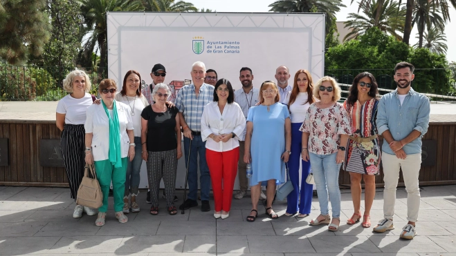 Darias (c), junto a las personas usuarias que han participado en el acto y representantes de entidades que trabajan con mayores en el municipio. / AH Darias (c), junto a las personas usuarias que han participado en el acto y representantes de entidades que trabajan con mayores en el municipio. / AH