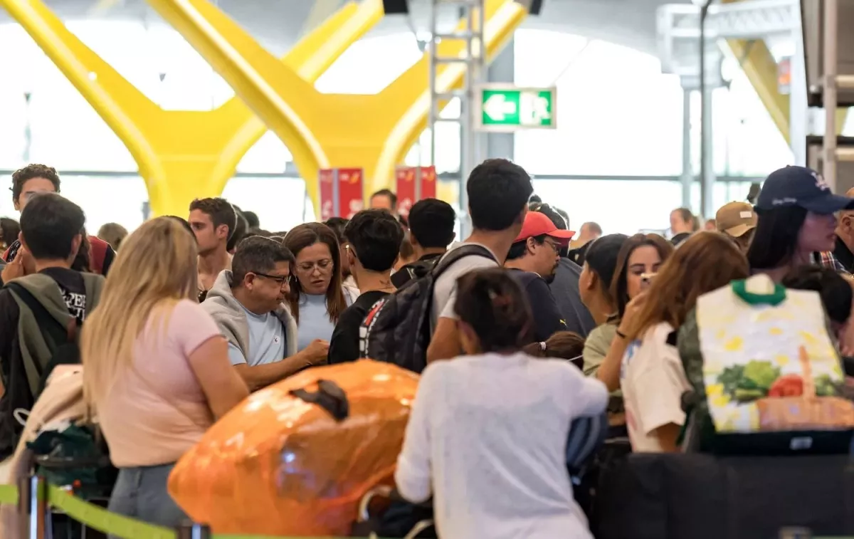 Pasajeros en el aeropuerto de Madrid Barajas durante la caída de Microsoft que ha provocado retrasos en los vuelos / DIEGO RADAMÉS - EP
