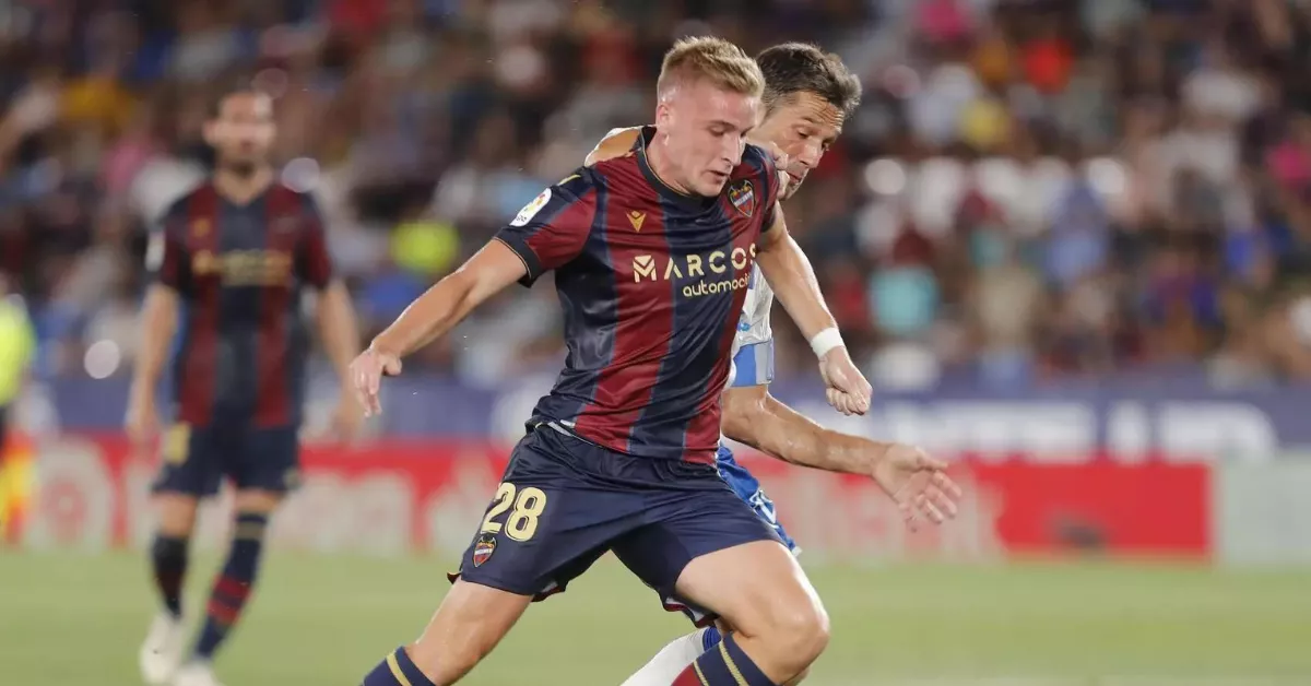 Alejandro Cantero forcejea con Aitor Sanz durante un partido entre el Tenerife y el Levante del curso pasado./ LALIGA.