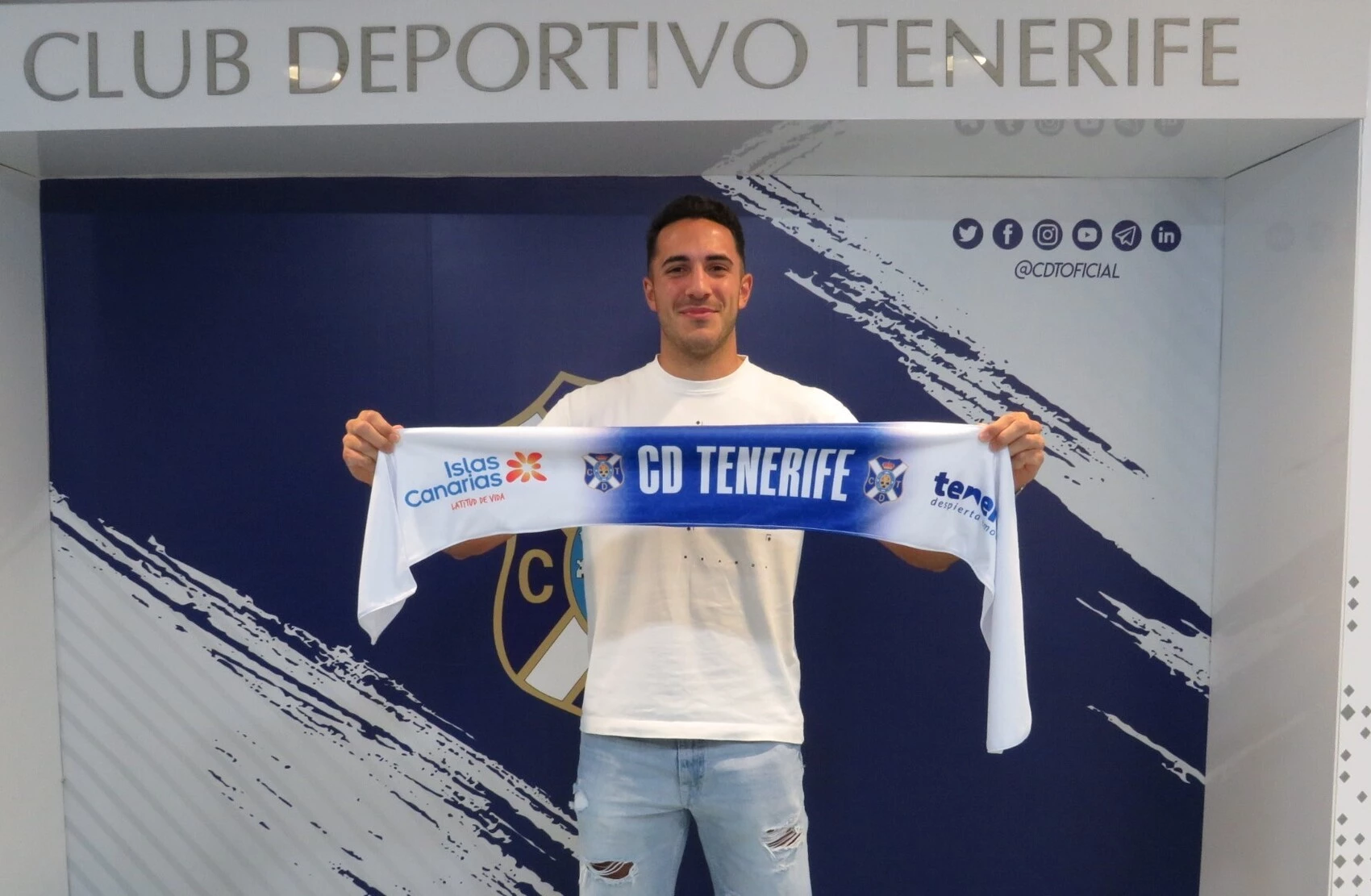 El central Josep Gayà se convierte en el séptimo fichaje del Tenerife para suplir la baja por lesión de José Amo. / CD TENERIFE.