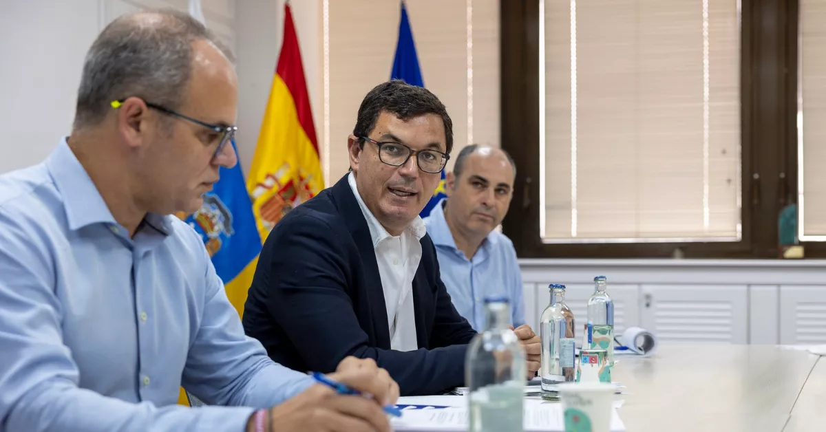 El consejero de Obras Públicas del Gobierno de Canarias, Pablo Rodríguez, y el director general de Costas de la comunidad autónoma, Antonio Acosta / EFE - QUIQUE CURBELO